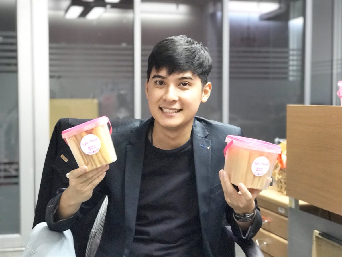 เนยกรอบ ขนมสุดอร่อย ของพี่จูน...เฮ้ยอร่อยจริงๆ ลองสั่งไปกินกันได้นะครับ 
#crispybutter
#criapycharcoal
#เนยกร๊อบกรอบ_siztassweet