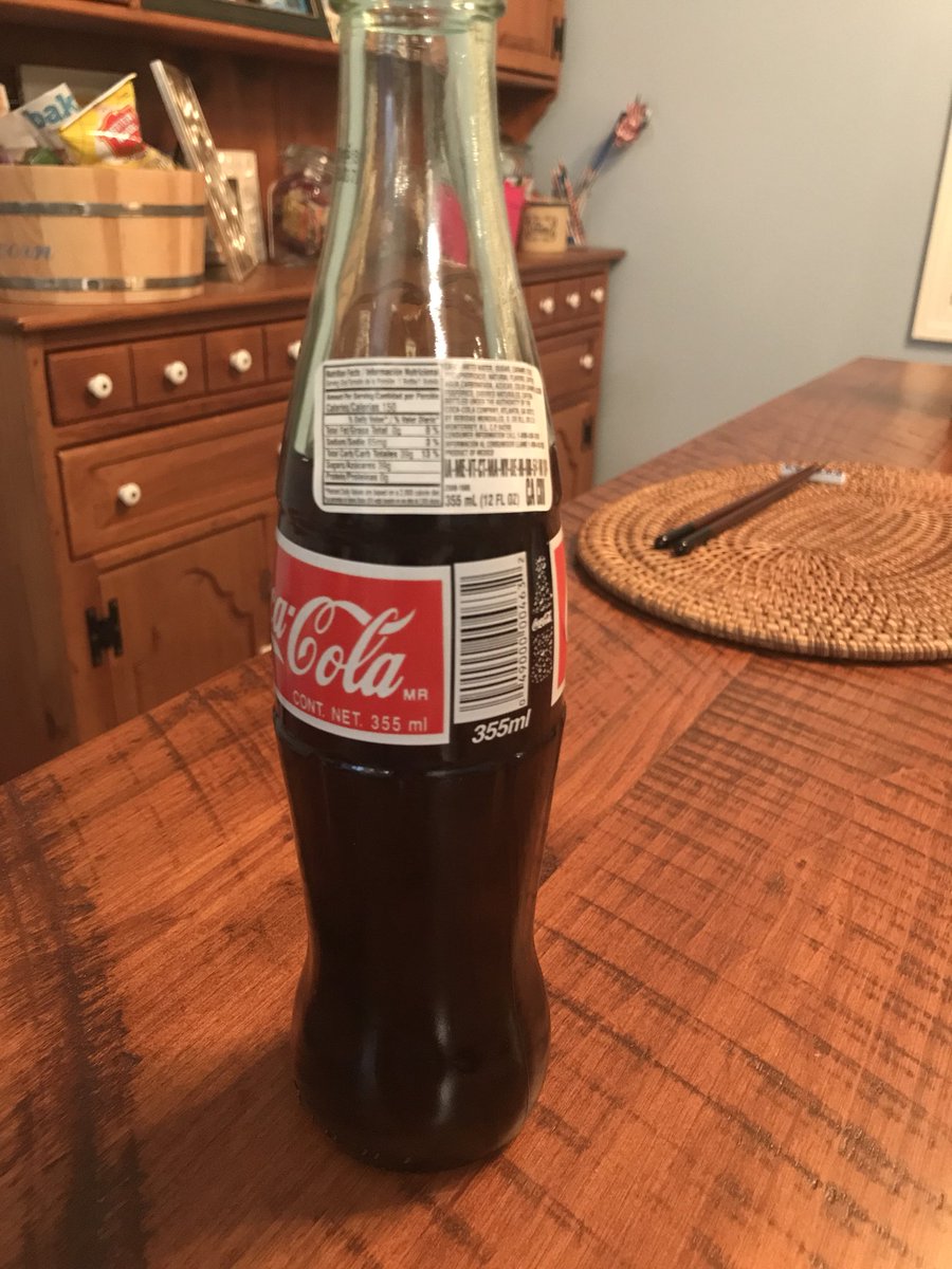 理子 在住 メキシコのコカコーラは一番美味しいし 好き これは砂糖でなく コーンシロップを使ってるから 最近アメリカでも買えるようになった レトロな瓶入りです