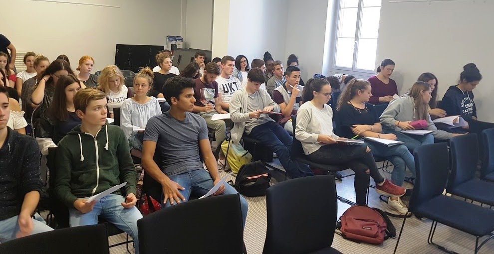 LpoA_Fournier32's tweet photo. #AP2nde Projet #JusteHumains : Conférence de Philippe Leconte, professeur en #CPGEHEC sur le thème : La France est-elle en guerre ? https://t.co/BTYKuQWovR