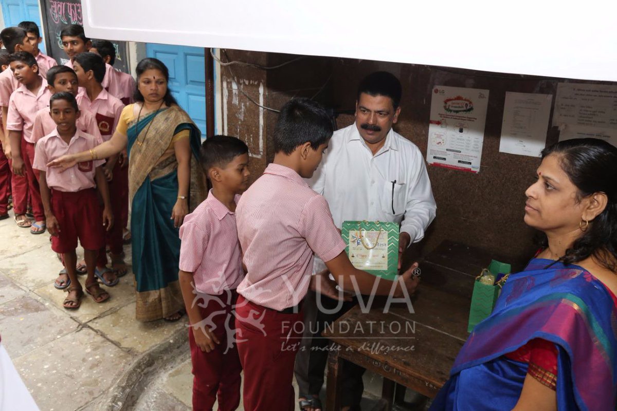 Yuva_Foundation's tweet photo. About 260 Happiness Boxes were distributed to the children &amp; staff by @dipshikhanagpal on 15th October,2017 at Y.B.Chavan High School. https://t.co/fjDlnPwnq0