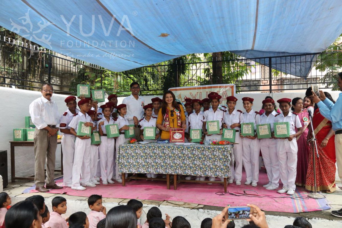 Yuva_Foundation's tweet photo. About 260 Happiness Boxes were distributed to the children &amp; staff by @dipshikhanagpal on 15th October,2017 at Y.B.Chavan High School. https://t.co/fjDlnPwnq0