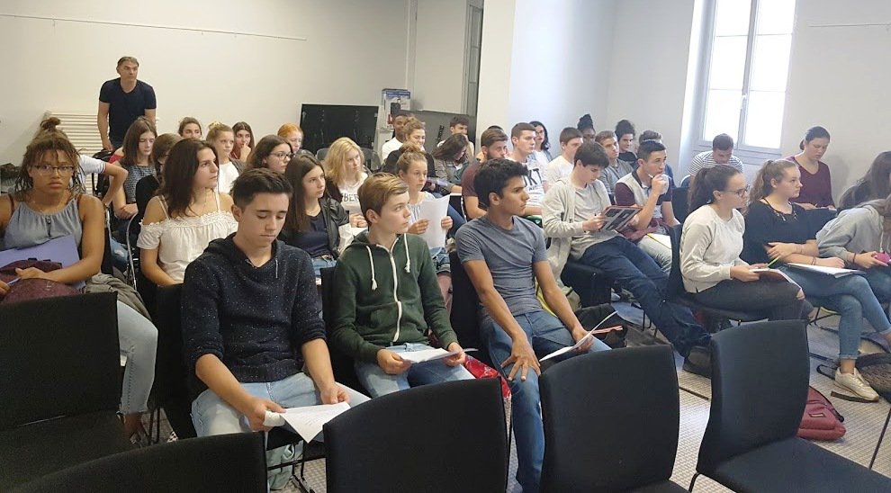 LpoA_Fournier32's tweet photo. #AP2nde Projet #JusteHumains : Conférence de Philippe Leconte, professeur en #CPGEHEC sur le thème : La France est-elle en guerre ? https://t.co/3r9fd0uSJg