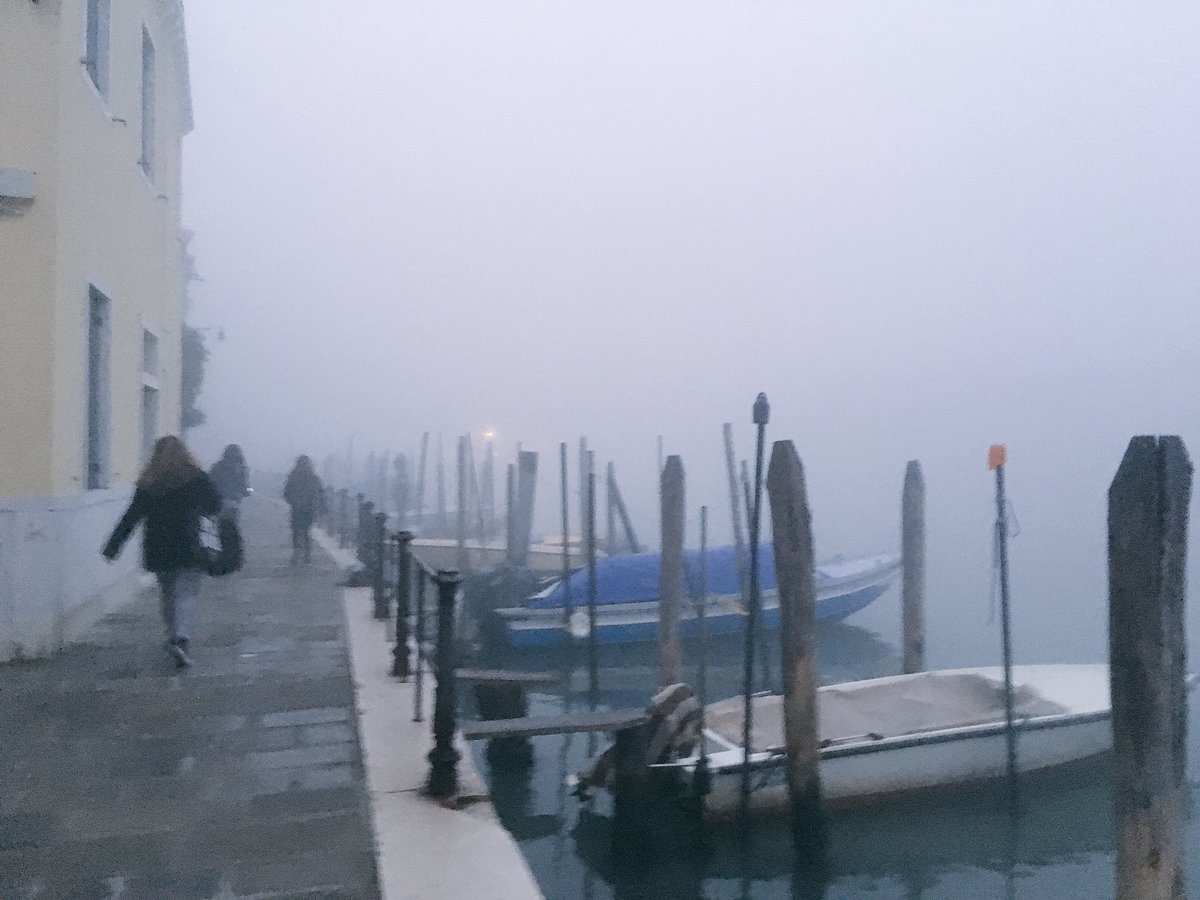 chiarazaniol's tweet photo. Stamattina peggio che peggio, vaporetto dove sei? #bruttesorprese #caigo https://t.co/WDwwW99mW3