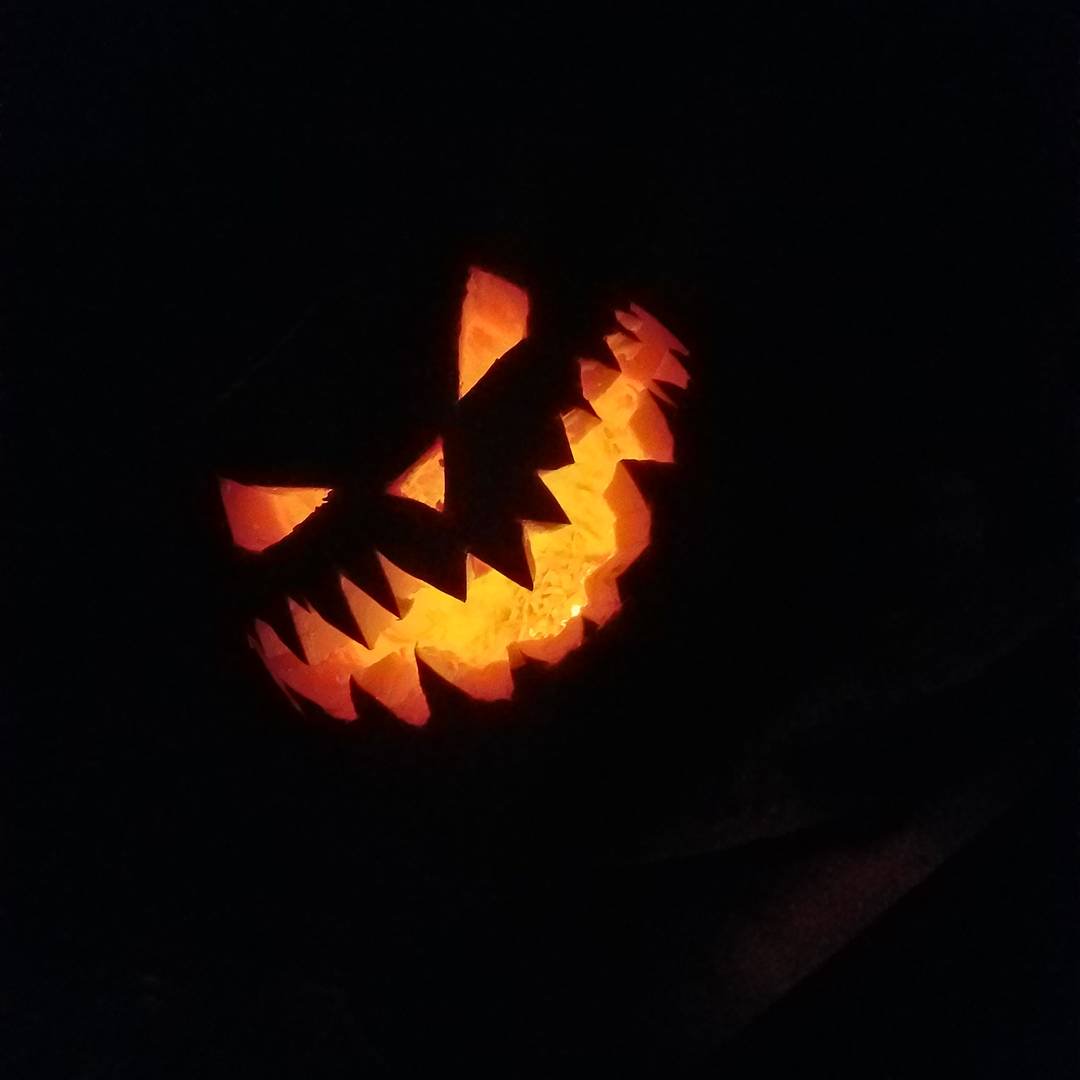 Miss_Hallows's tweet image. My eveing of pumpkin carving! #pumpkin #pumpkincarving #buckknife #knife #halloween #samhain #fall