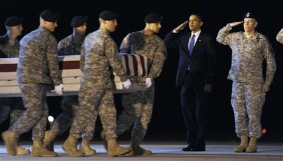 JCTheResistance's tweet photo. @BarackObama @realDonaldTrump Wow, saluting the coffin of a fallen soldier. Why didn't Obama just write a letter? https://t.co/Bg6TBny9IA