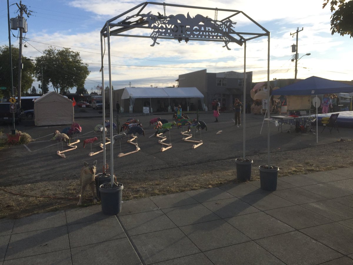 CoyoteGarden's tweet photo. Coyote Garden invaded urbania this weekend at #Seacompression! The last-minute hardscape solution worked. Coyotes are adaptable after all ;) https://t.co/iXHDe9omRX