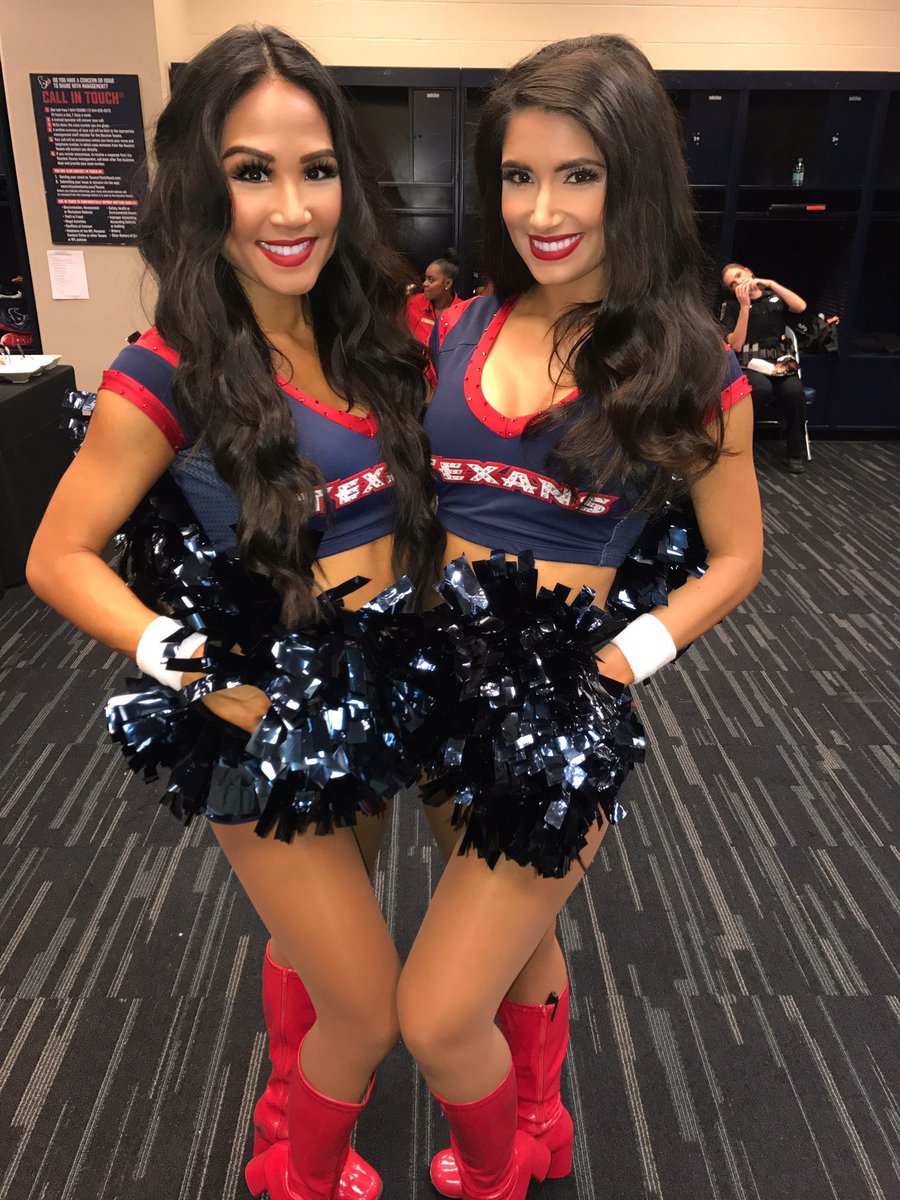 joshuaiancooper's tweet photo. Sweet dreams gorgeous sweethearts @HTC_SamanthaH @HTC_DanielleC of @TexansCheer @HTC_Speaker #DeepSteelBlue 💙😘👸🏽👸🏻😴💙🌹🌸🏈💎💎 https://t.co/TGt0J6KmkQ