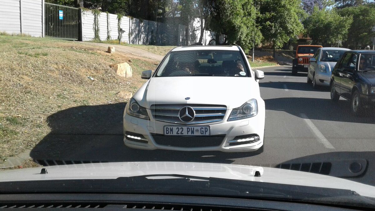 GiulesB65's tweet photo. . @EWNTraffic @CityofJoburgZA how do we stop people doing this? #Traffic https://t.co/SohU9u5Hc4