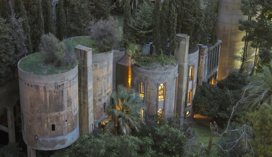 #LuxeDigest #TheLuxeDigest (Architect Turns Old Cement Factory Into His Home, And The Interior Will Take ...) : luxedigest.co/architect-turn…