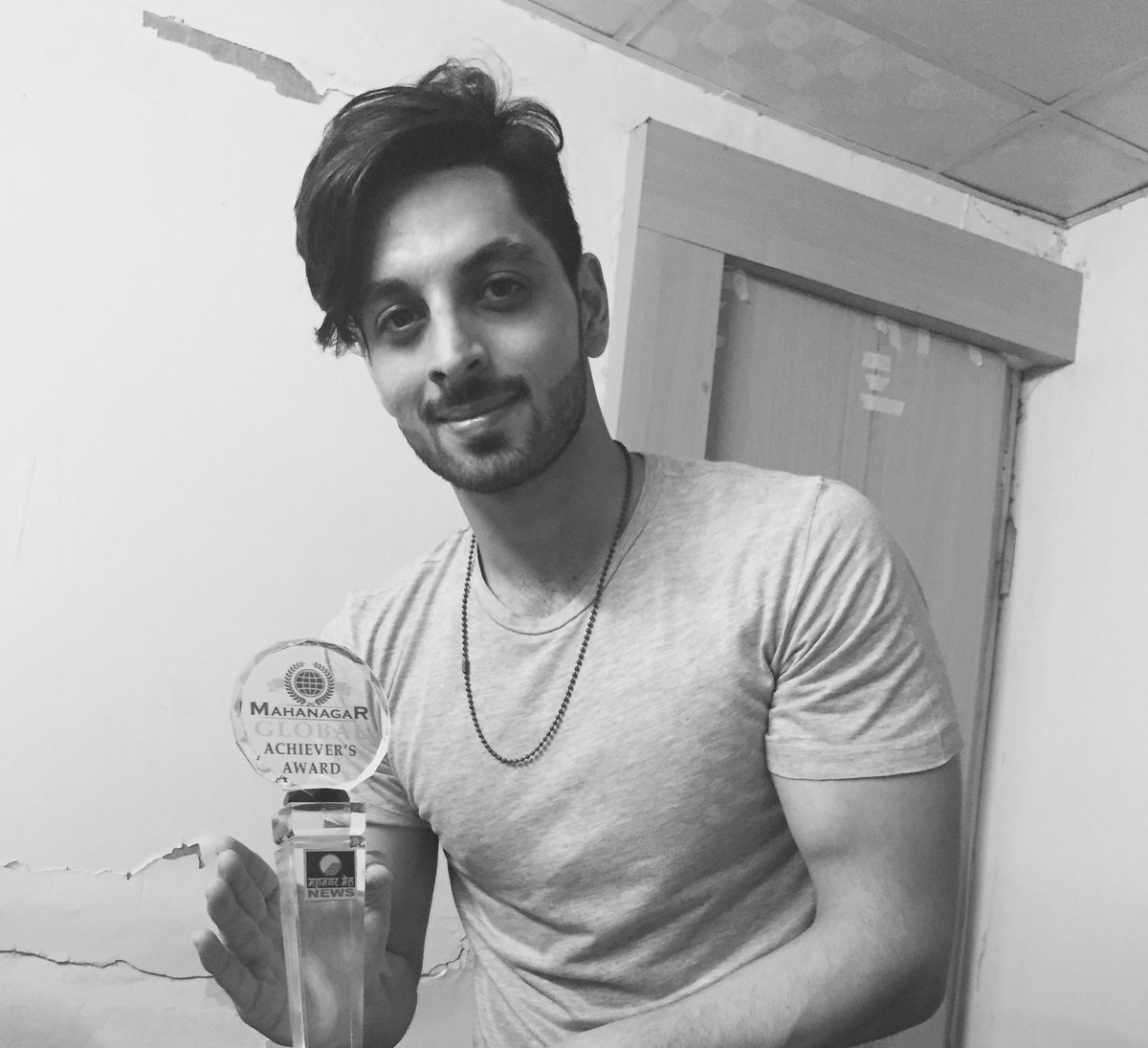 ShobhitBalwani's tweet photo. Thanks to mahanagar achoevers society for blessong me with this award for youngest music budinessman of the year @ShobhitBalwani #KeepingScore https://t.co/Wdk0YHnWXD