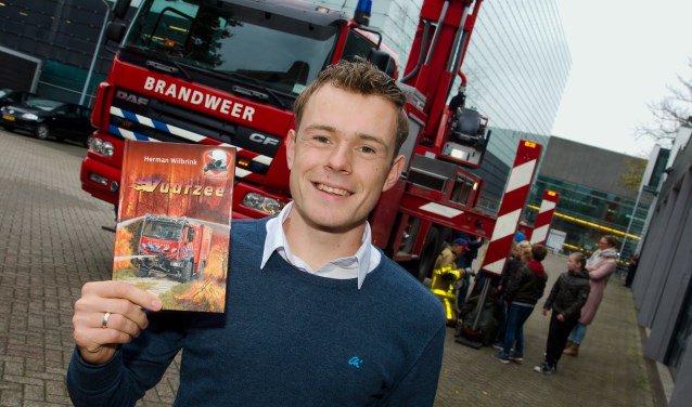 Brandweer Apeldoorn speelt hoofdrol in kinderboek 'Vuurzee' - apeldoornsstadsblad.nl/lees/267001/br…