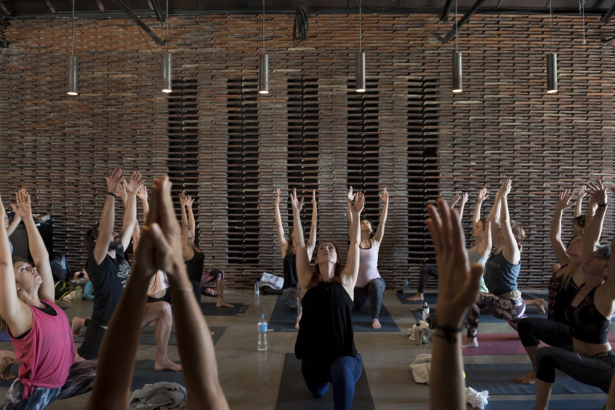 AnotherWayFF's tweet photo. En las master class de yoga de #AnotherWay2017, Carla Sánchez nos mostró una valiosa lección: "Somos un todo". Gracias :) https://t.co/G2IQGG38IP