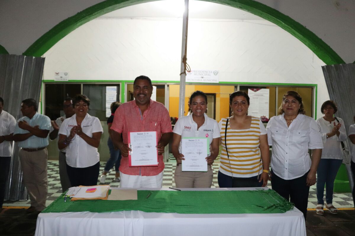 MiriamPLiborioH's tweet photo. Agradezco voluntad de mi amigo Pte Mpal Gustavo, aperturamos el Centro para el dllo de las Mujeres en #Cosola impulsamos su participación . https://t.co/Ym6dWqNwpr