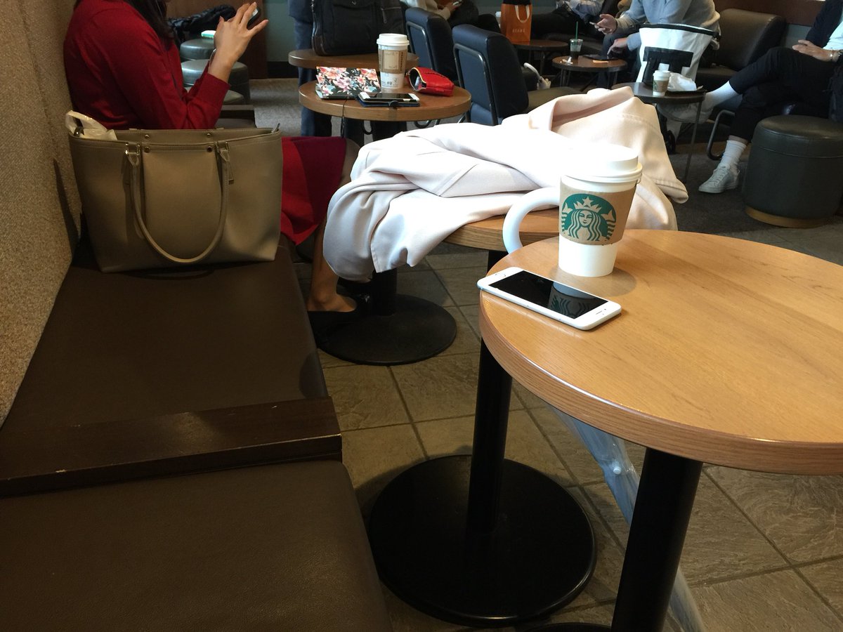 ungatonipon's tweet photo. Me sigue flipando ver gente dormida con el iPhone sobre la mesa. Luego se va al baño y lo deja ahí. Ojalá fuera así en todo el mundo. https://t.co/trVxV3YiBS