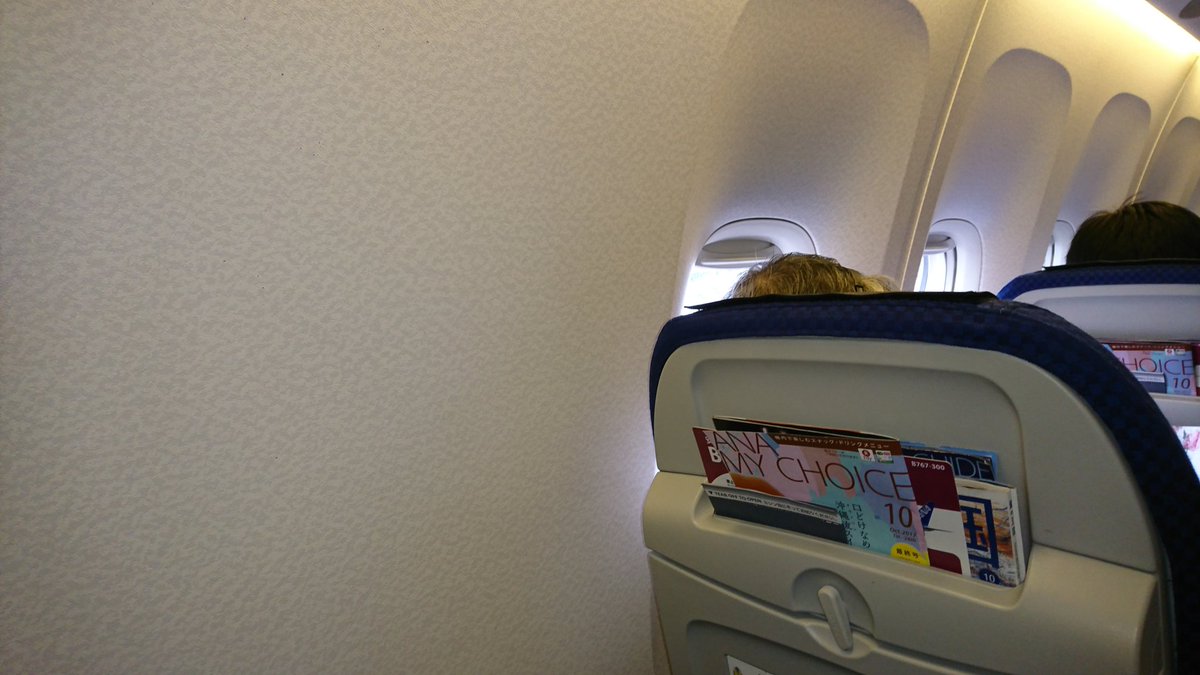tcocorono's tweet photo. 今日から社員旅行で福岡です。

飛行機窓際だったから、わーい(^o^)って思ったら、ぼくの席だけ窓が無かったよ😦

#groupdandy #gdcandy #福岡 #九州 #ANA #迫害 https://t.co/I5zbg0Qasl