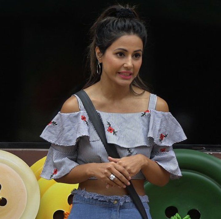 tellychakkar's tweet photo. #StyleTuesday
Did you like #HinaKhan's Go-to look in yesterday's #BiggBoss11 episode?
RT🔁 to #SuperLike ❤️ https://t.co/7z1jce7gMJ