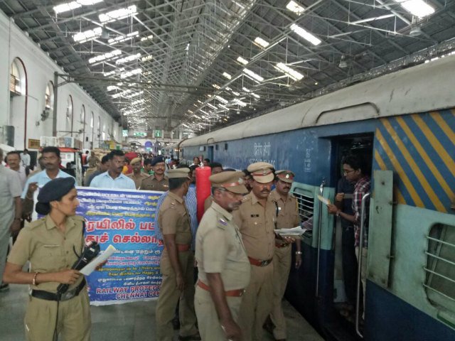 ETVBharatEng's tweet image. #Deepavali: Restrictions to burst crackers, 18,000 cops for security
#FireCrackerDebate
eenaduindia.com/states/south/t…