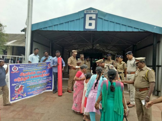 ETVBharatEng's tweet image. #Deepavali: Restrictions to burst crackers, 18,000 cops for security
#FireCrackerDebate
eenaduindia.com/states/south/t…