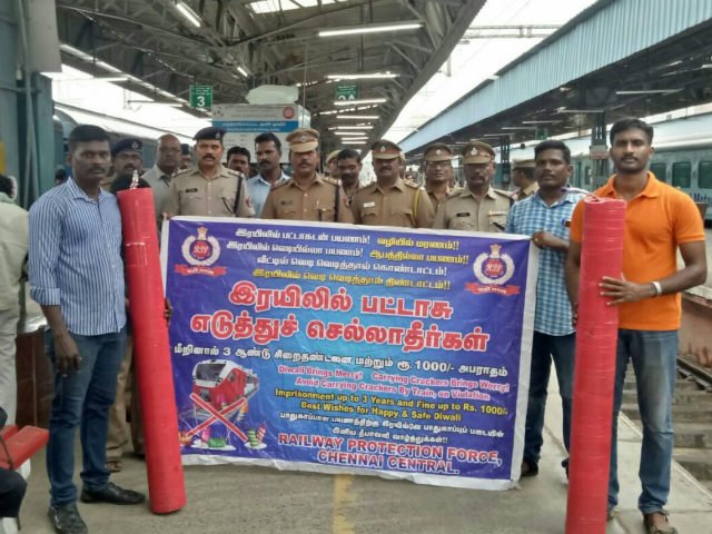 ETVBharatEng's tweet image. #Deepavali: Restrictions to burst crackers, 18,000 cops for security
#FireCrackerDebate
eenaduindia.com/states/south/t…