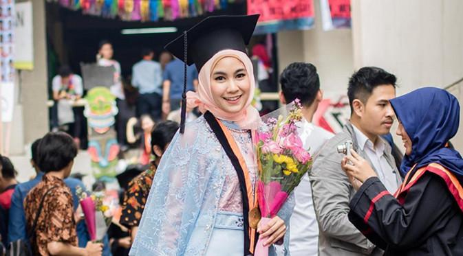 bintangcomID's tweet photo. Resmi Jadi Sarjana Arsitektur, Ini 8 Foto Cantik Anisa Rahma Pakai Toga https://t.co/tznfGDAFIn https://t.co/tKnKkgyXPQ