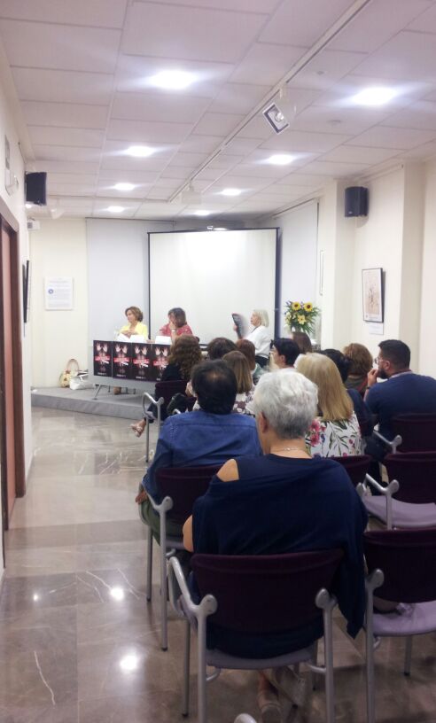EntreSures's tweet photo. Ayer en la Mesa Redonda: Trata de Mujeres y Niñas con Fines de explotación Sexual con @mescuderosan e Inmaculada Montalbán #Granada @aytogr https://t.co/100fK6XVBM