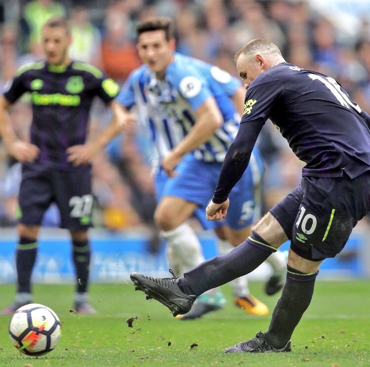 FootballFunnys's tweet photo. CLASS: Wayne Rooney rocking a pair of 2008 Nike Total 90 Laser II today. 😍⚫️🔥 https://t.co/e4stA1OqPj