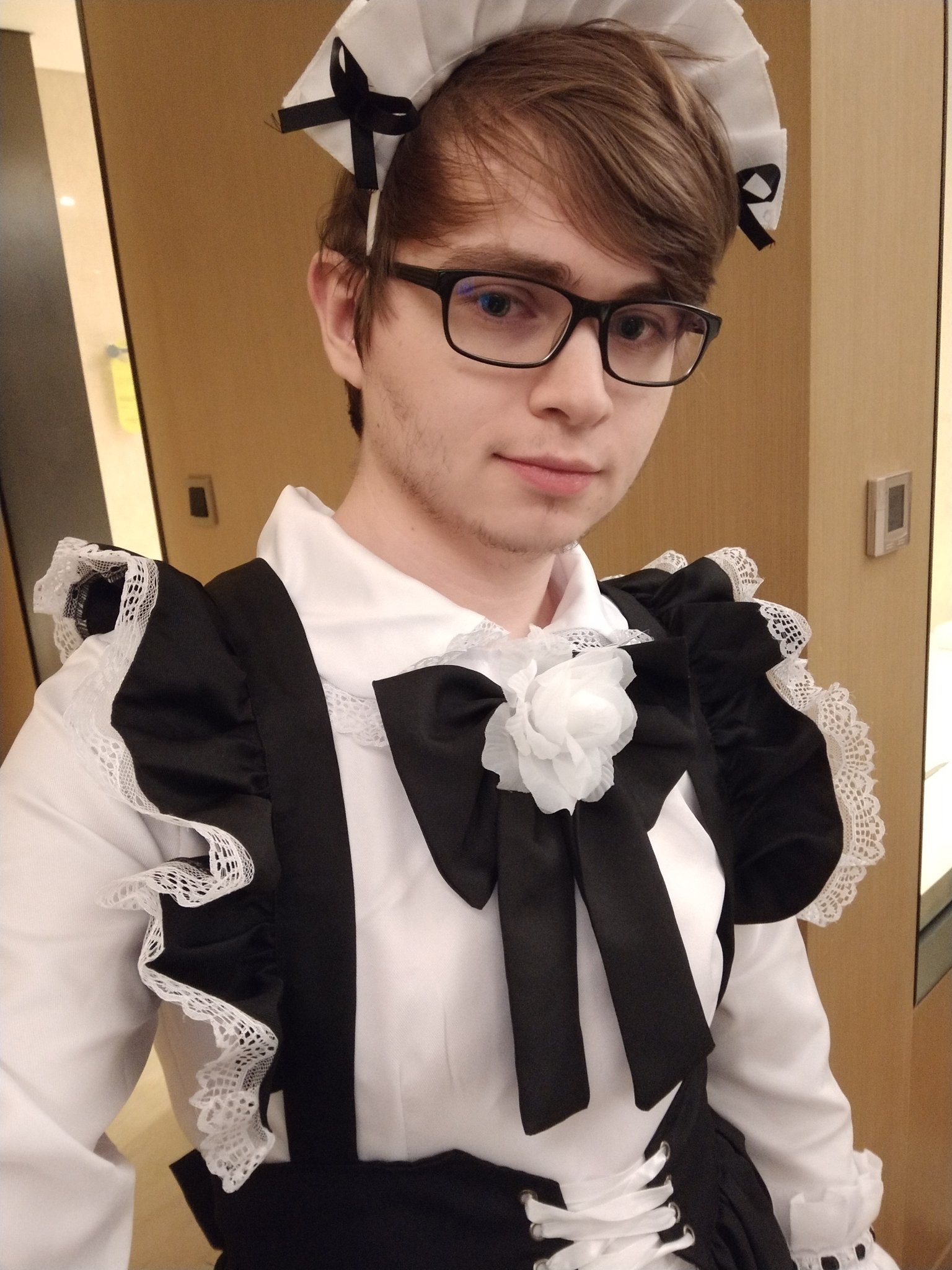 Boy maid. Закари Sneaky. Сники Кейтлин. Sneaky Cosplay горничная. Мальчики в костюмах горничных.