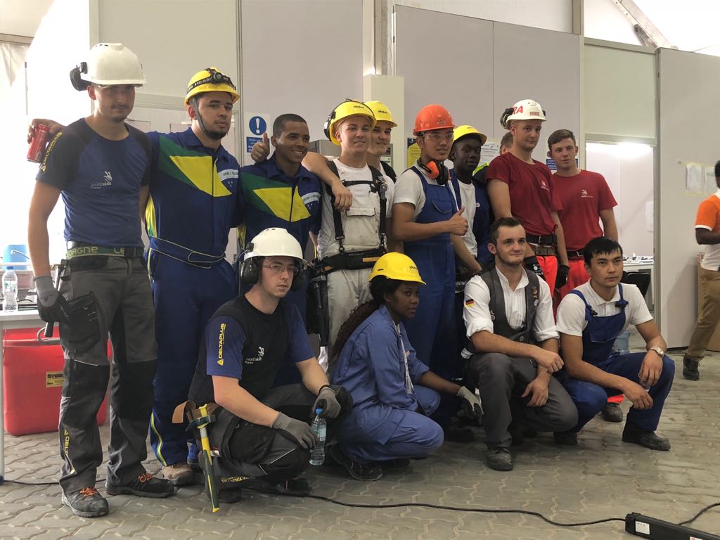 UMGOFFB's tweet photo. En construction BA, la concentration se lit sur le visage de tous les compétiteurs... #WS_AbuDhabi #ODM2017 https://t.co/jBrt0Vc1Xg