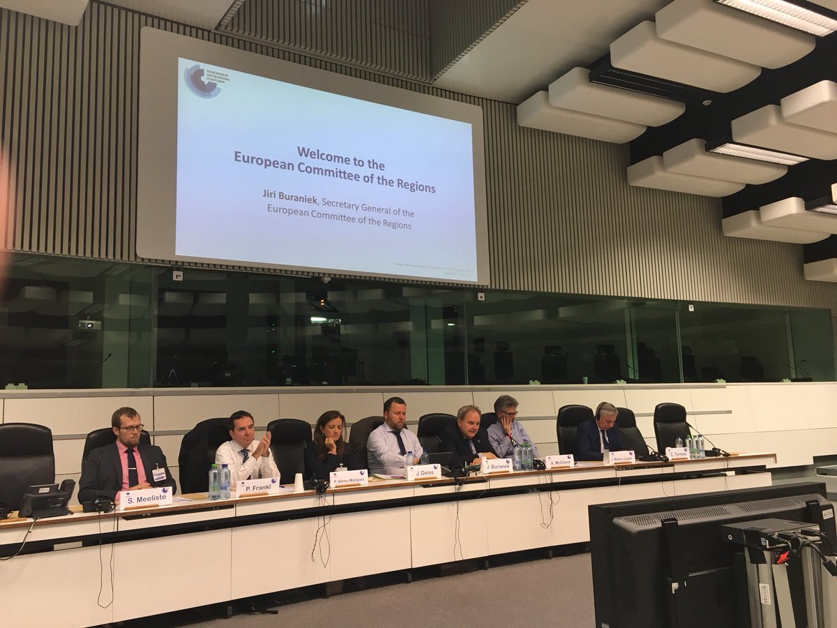 HinrichsRahlwes's tweet photo. #AHLEC2017 Opening in Brussels - Networking for a strong #CleanEnergyforallEuropeans @EREFEU @EUFORES_EU @Energy4Europe https://t.co/6VdkNr89Ll