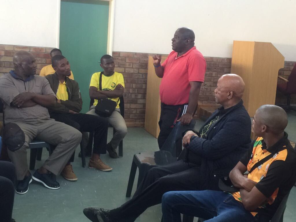 jeffradebefixit's tweet photo. Comrade @radebe_jeff consulting with branch leadership of uKhahlamba Region, Estcourt, KZN before the lecture. #JR17 #JeffFixIt https://t.co/gdAXIVqyAi