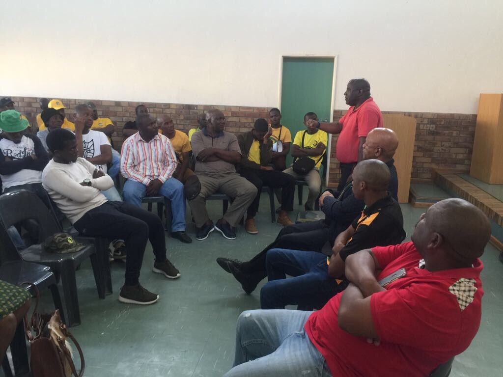 jeffradebefixit's tweet photo. Comrade @radebe_jeff consulting with branch leadership of uKhahlamba Region, Estcourt, KZN before the lecture. #JR17 #JeffFixIt https://t.co/gdAXIVqyAi