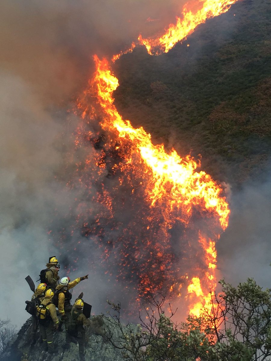 WWFespana's tweet photo. El enorme trabajo de equipos de extinción y la lluvia va venciendo el infierno en el noroeste. ¡Fuerza y ánimo! 📷@briftabuyo en #IFSilván https://t.co/KFJRc2Lg28
