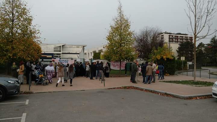 Les parents d'élèves bloquent le collège pour la deuxième journée consécutive #sauvonspablo #sauvonsneruda