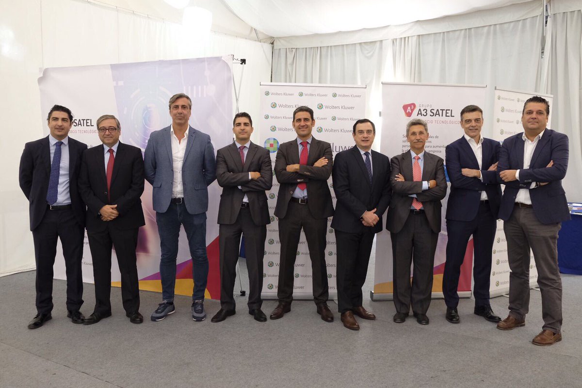 a3satel's tweet photo. Un gran equipo para hablar de #TransformacionDigital en Recursos Humanos en el #ForoRRHHSevilla ¡#Gracias a todos! https://t.co/Vzt6B6qThL
