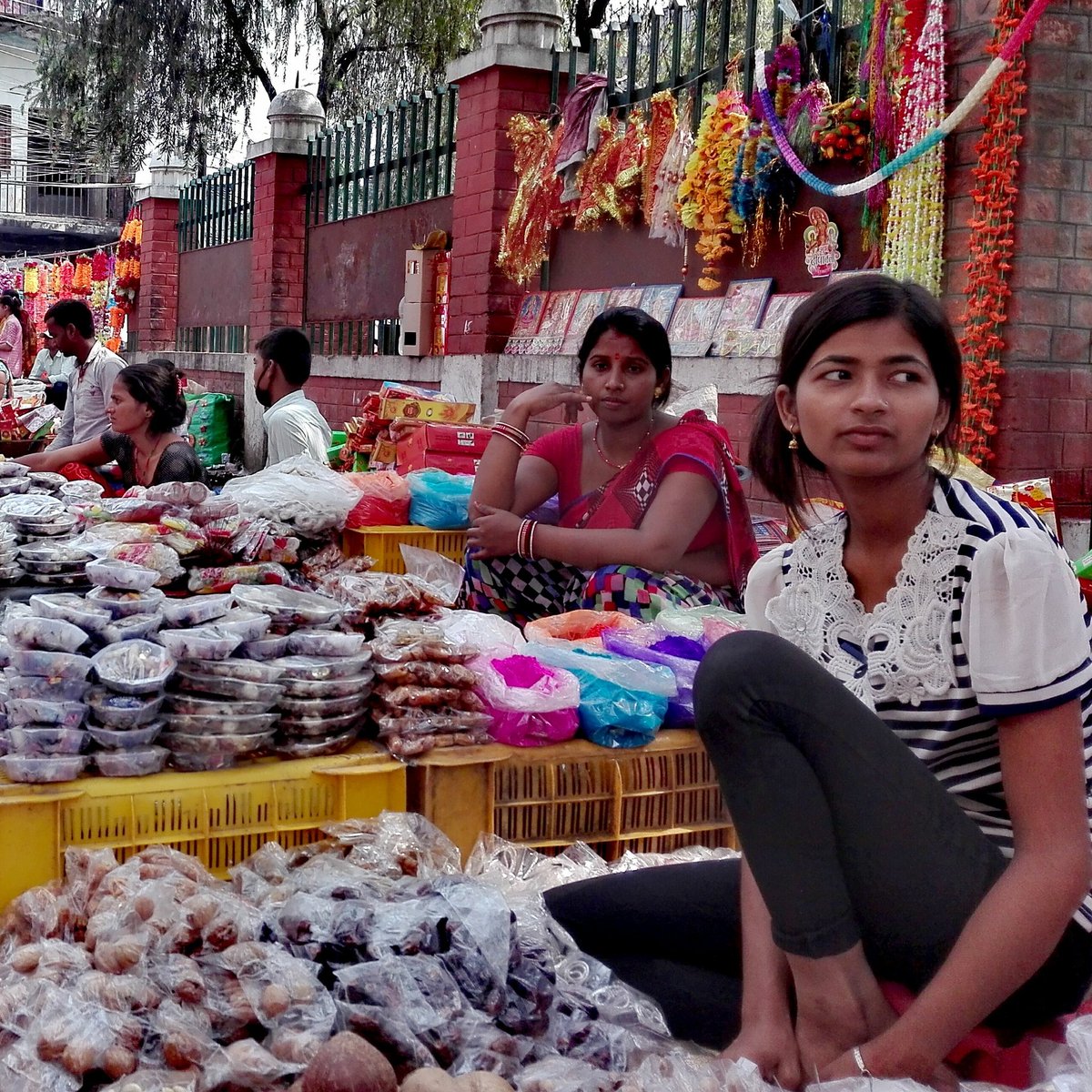 AbinaDumee's tweet image. तिहारको व्यापार
#TiharVibes
#streetphotography