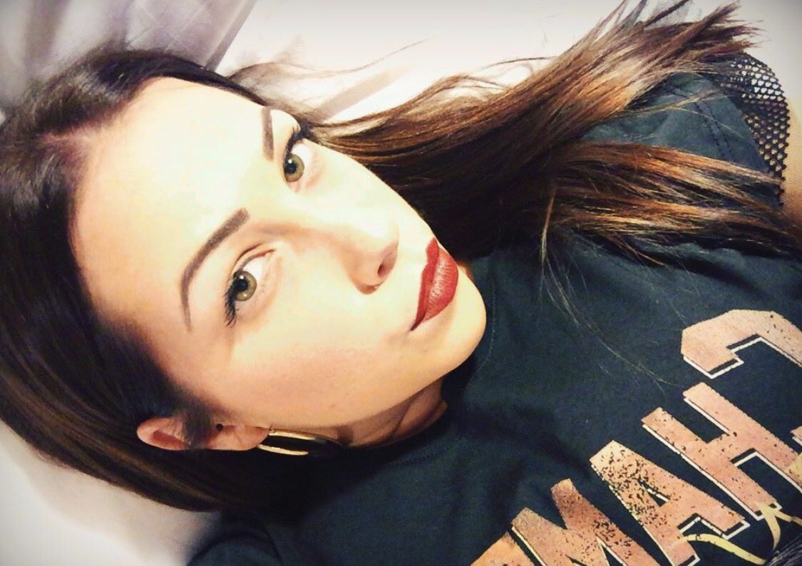 stanzaselvaggia's tweet photo. Oggi su Il Fatto racconto l'incredibile storia di Irene e del nuovo fenomeno "pull a pig", il bullismo che prende di mira le grasse. https://t.co/sOnpUyDlsM