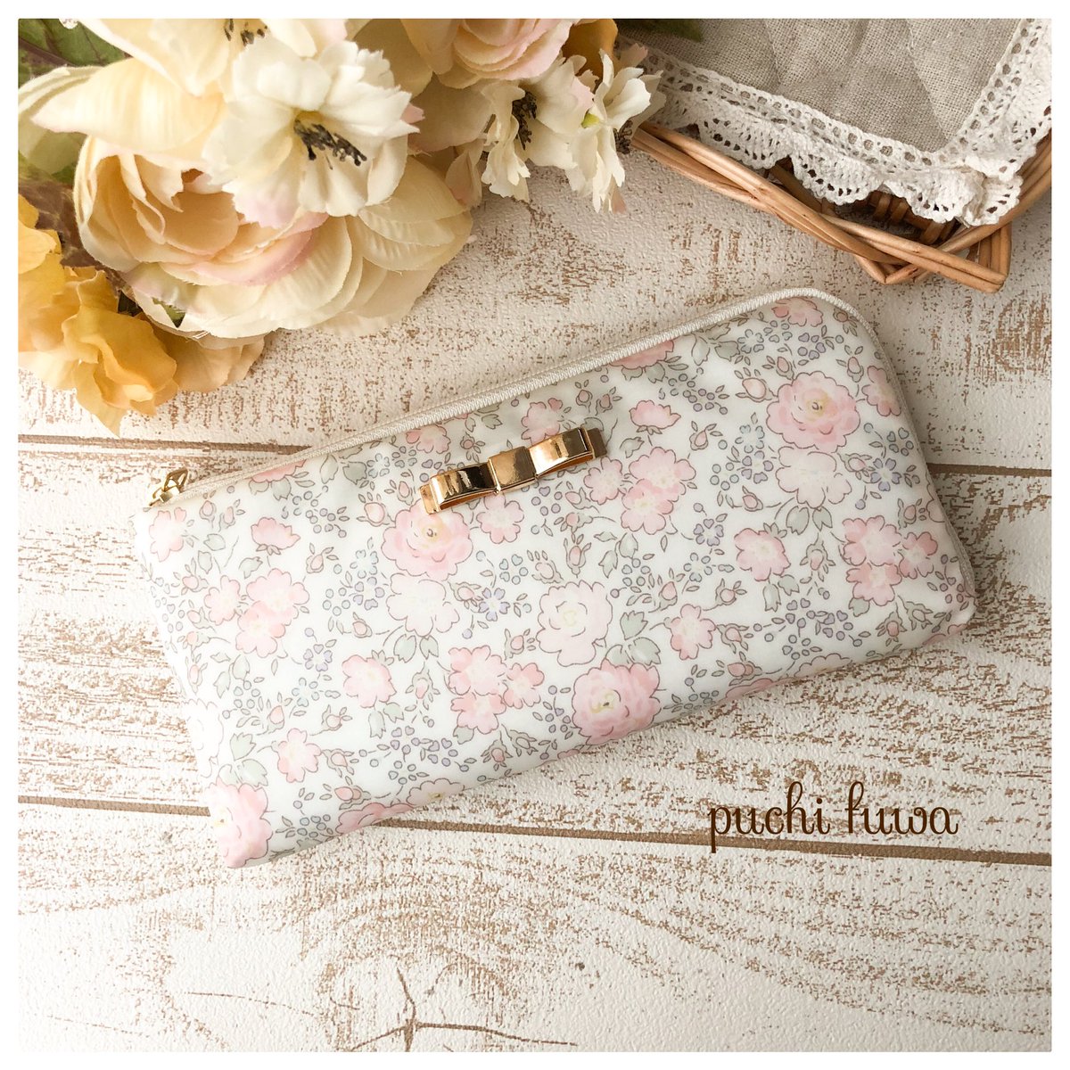 Puchi Fuwa ぷちふわ リバティプリントを使用したお財布とポーチ Favoribon 店頭販売 スリムで軽い長財布 ジョセフィンズ ガーデン 白とピンクの小さなお花とクローバーが可愛いボタニカル柄の名前はジョセフィンズ ガーデン 6 300 税別