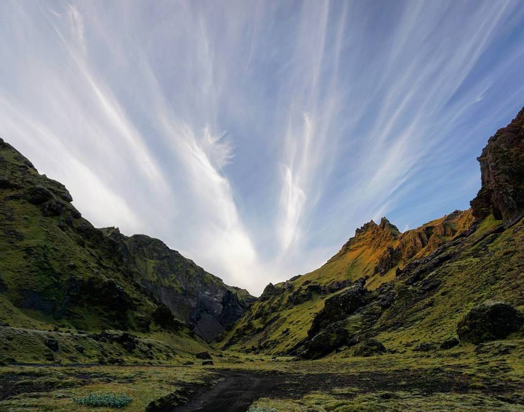 LugaresdeLibro's tweet photo. Kerlingardalsvegur, South of Iceland  #lugaresdelibro #Iceland #islandia #nofilter #instagood #instalovers #instavacation #instagram #vacat… https://t.co/tdf4HIjG2Q