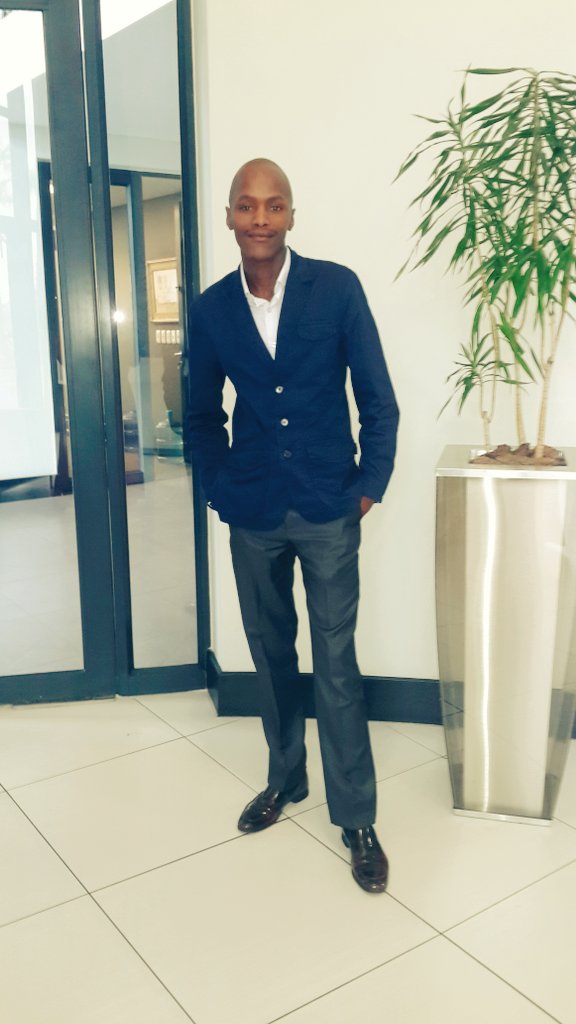 AmbitiousBundle's tweet photo. @TheInsApp Introduction session 
#Nevours
#TeamMUA https://t.co/f7ylF9w404