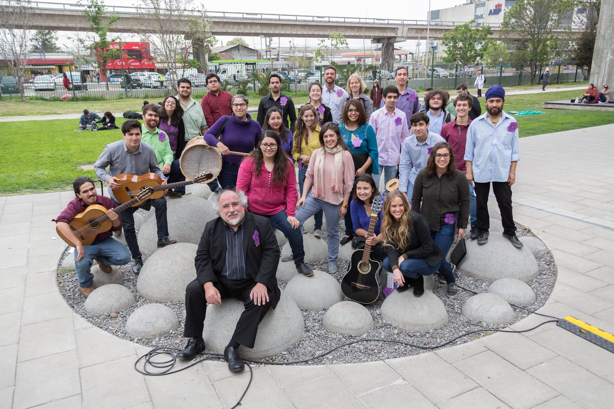 artificalauc's tweet photo. #ArtificaLaUC: "Sobre un escenario de 18 metros de largo montado en el frontis del @CentroinnovaUC, el maestro Víctor Alarcón dirigió el homenaje "Violeta Parra, huésped eterno del abril florido"" #VioletaParra100
Lee más aquí: https://t.co/L7C3G98pMp https://t.co/88GlwtojIF