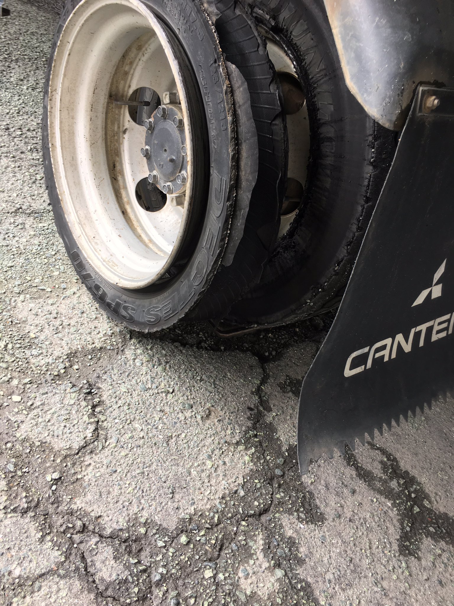 Y 昨日 現場着いてからトラックの後輪見たらこれ 全然気づかんやった 内側のタイヤも溶けてワイヤーでとったし 荷ボッコリ積んどったし 内もバーストしとったら絶対事故って死んどった てことで俺は昨日死んだもんと考えたらなんでもできる