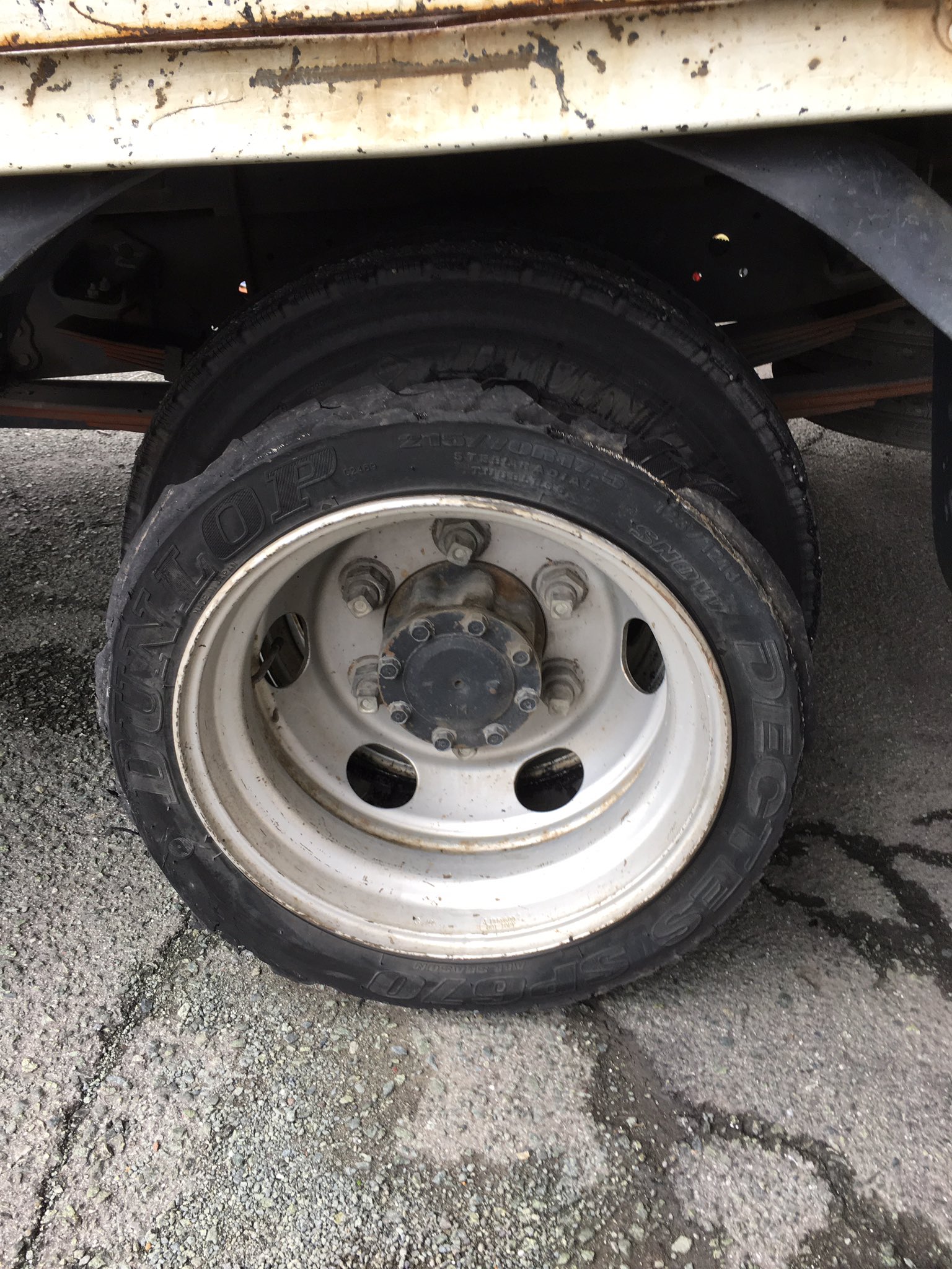 Y 昨日 現場着いてからトラックの後輪見たらこれ 全然気づかんやった 内側のタイヤも溶けてワイヤーでとったし 荷ボッコリ積んどったし 内もバーストしとったら絶対事故って死んどった てことで俺は昨日死んだもんと考えたらなんでもできる