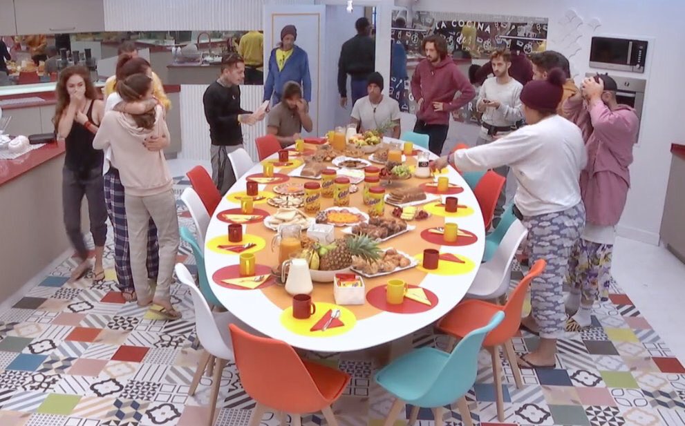 ClubFansJaviGHR's tweet photo. #Ghdirecto javi saliendo de la cocina https://t.co/P6WhVxz1bN