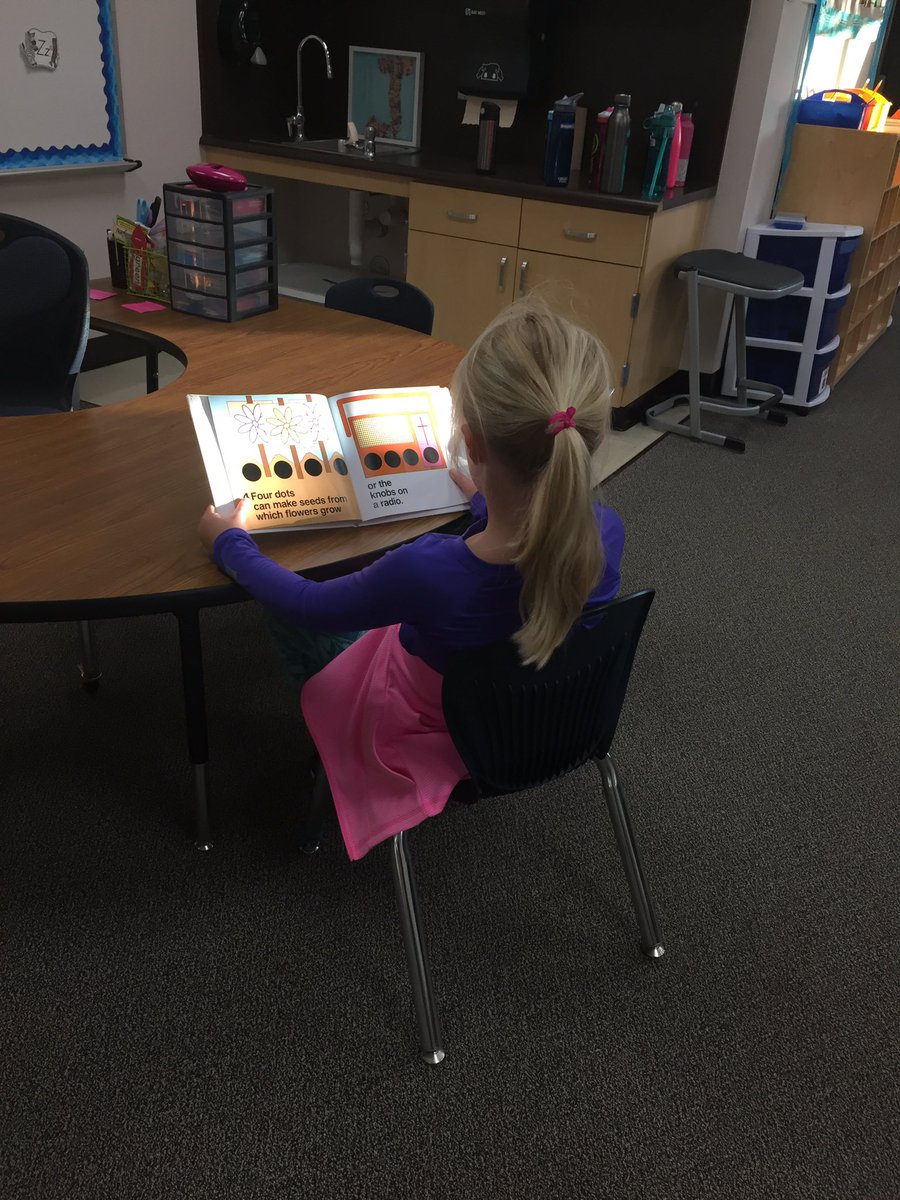 johnsonsjellies's tweet image. #tablereadtuesday in Miss Johnson's room @RiverRidgeElem