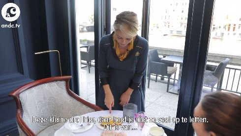 ADshownieuws's tweet image. .@chantaljanzen aan de slag in het @AmstelHotel. Ze komt liever als gast, dan als werknemer ad.nl/video/chantal-…