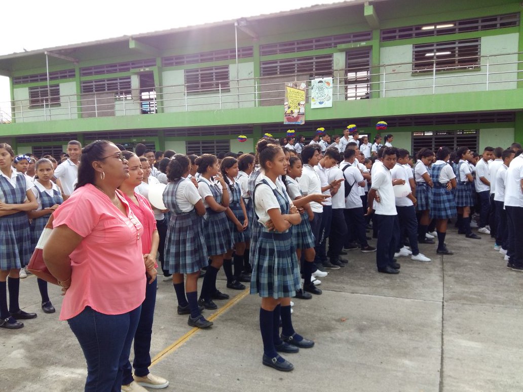 IEDorado's tweet photo. @IEDorado celebrando la #DíadelaRaza  @SemMonteria @sarrieta19 @MarcosDanielPG  @JhaderCano @monterialcaldia @ricardo_maderas https://t.co/PZdfh2LOj8