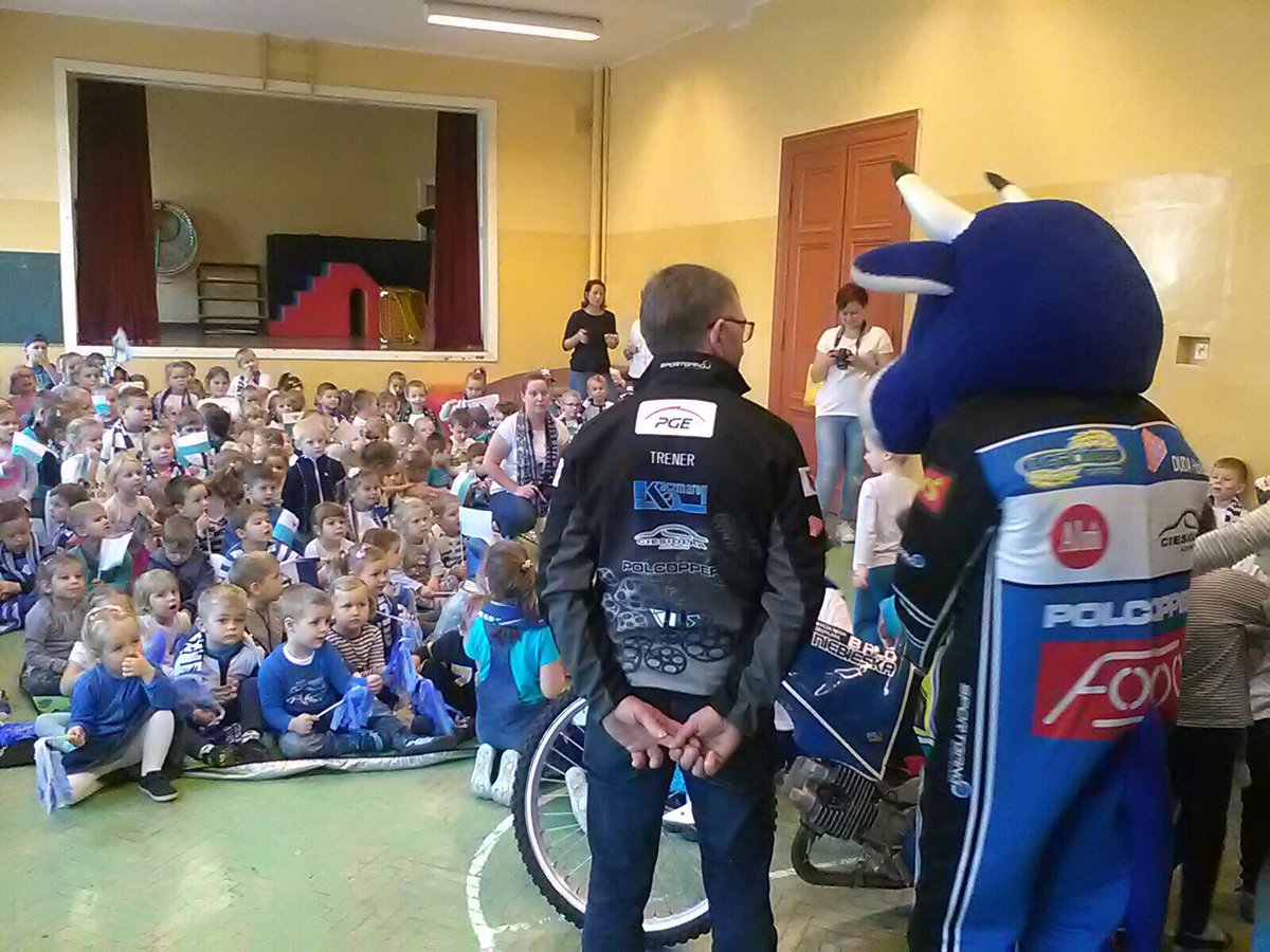 UniaLesznoKS's tweet photo. Kolejny dzień akcji „ZŁOTA JESIEŃ🏆🥇🍁🍂” Dziś Bojanowo i Miejska Górka 😀😀😀 Dziękujemy małym kibicom, jesteście wspaniali👌🏼 #KSUL⚪️🔵 #DMP2017 https://t.co/96P5HwNycD