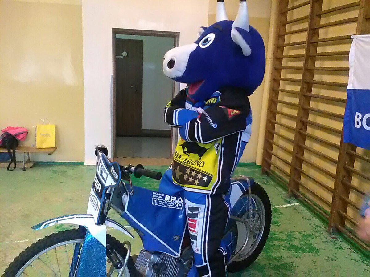 UniaLesznoKS's tweet photo. Kolejny dzień akcji „ZŁOTA JESIEŃ🏆🥇🍁🍂” Dziś Bojanowo i Miejska Górka 😀😀😀 Dziękujemy małym kibicom, jesteście wspaniali👌🏼 #KSUL⚪️🔵 #DMP2017 https://t.co/96P5HwNycD