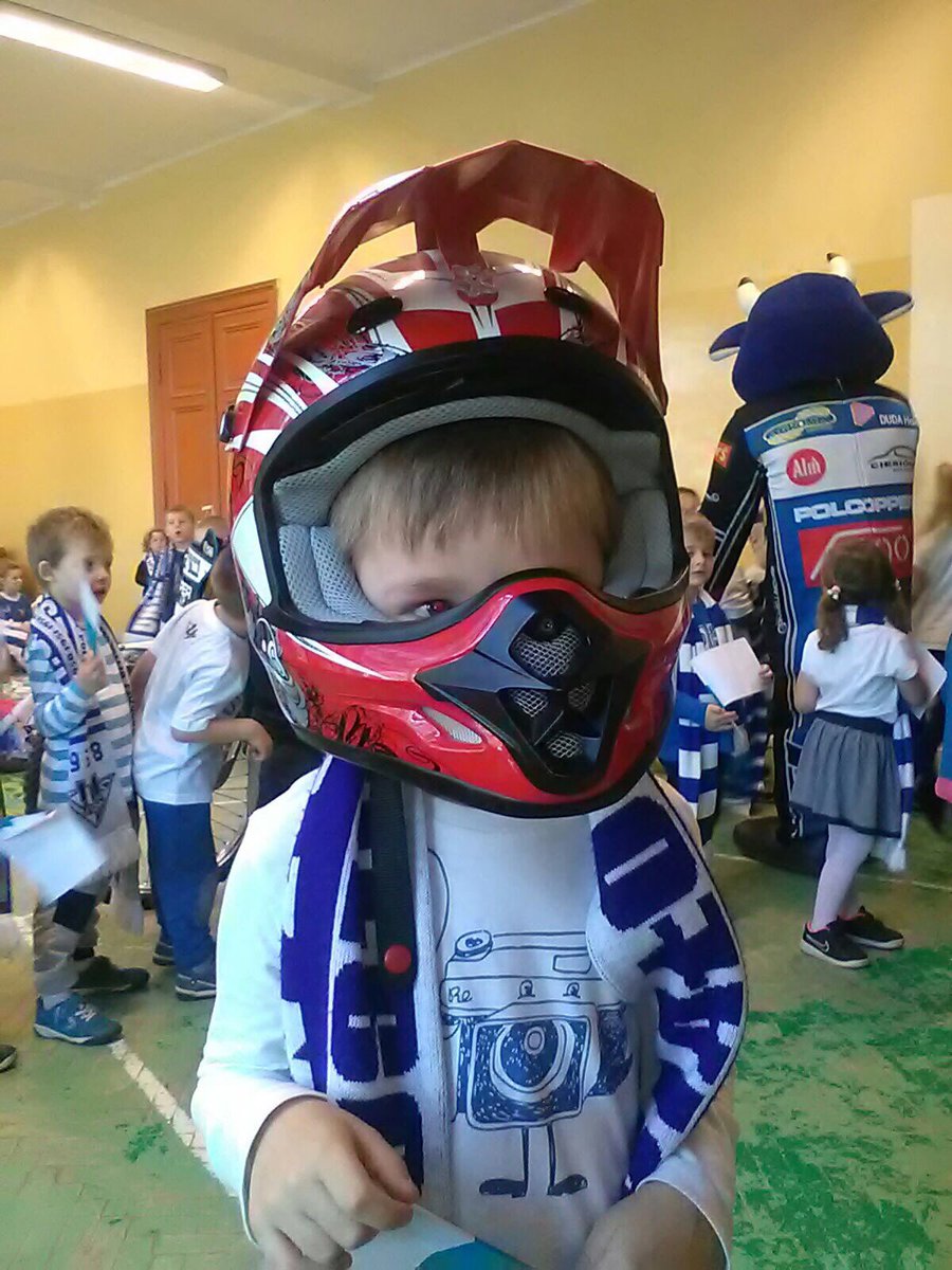 UniaLesznoKS's tweet photo. Kolejny dzień akcji „ZŁOTA JESIEŃ🏆🥇🍁🍂” Dziś Bojanowo i Miejska Górka 😀😀😀 Dziękujemy małym kibicom, jesteście wspaniali👌🏼 #KSUL⚪️🔵 #DMP2017 https://t.co/96P5HwNycD