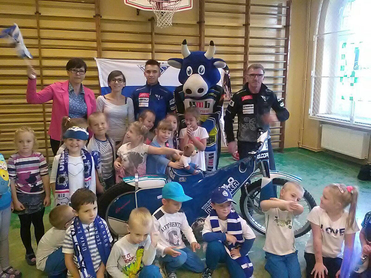 UniaLesznoKS's tweet photo. Kolejny dzień akcji „ZŁOTA JESIEŃ🏆🥇🍁🍂” Dziś Bojanowo i Miejska Górka 😀😀😀 Dziękujemy małym kibicom, jesteście wspaniali👌🏼 #KSUL⚪️🔵 #DMP2017 https://t.co/96P5HwNycD